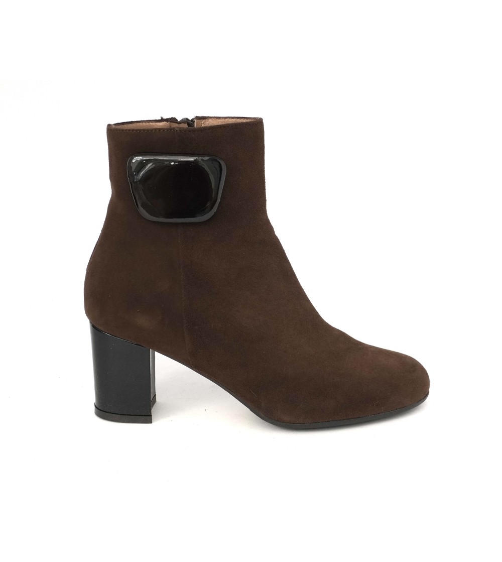 Confort Tronchetto Tacco Medio con Spilla Laterale Camoscio Testa di Moro